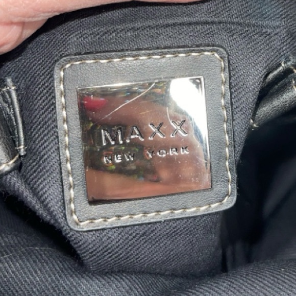 Maxx NY Black Leather Shoulder Bag with Grommet Detailing Fringe Kiss Clasp - Picture 5 of 8